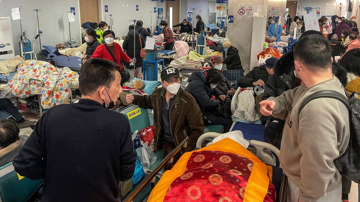 Fotky z Číny, kde po rozvolnění naplnili pacienti s covidem-19 nemocnice